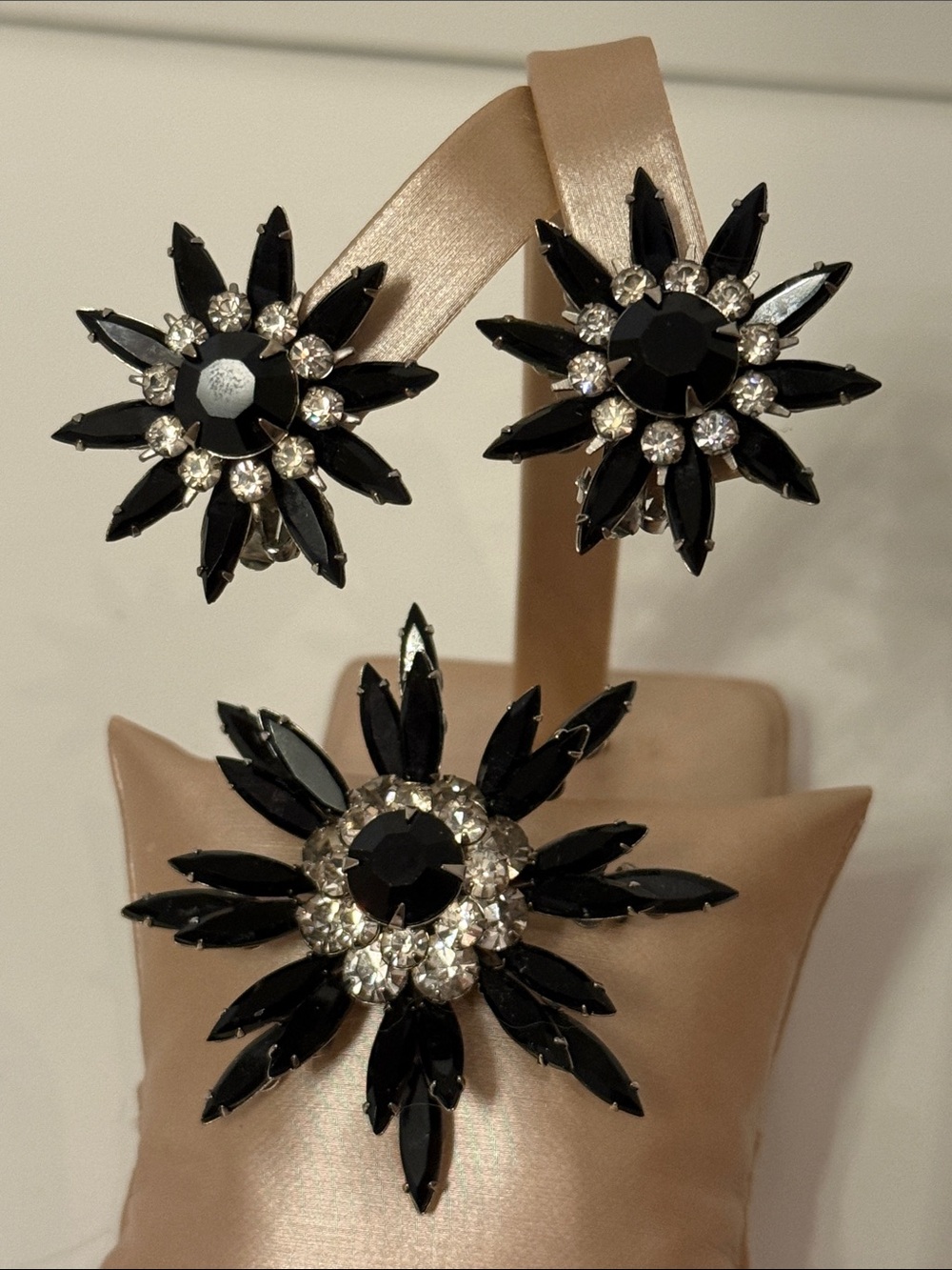 JUDY LEE SET SIGNED CLIP EARRINGS & BROOCH BLACK SILVERTONE STARBURST FLORAL MCM